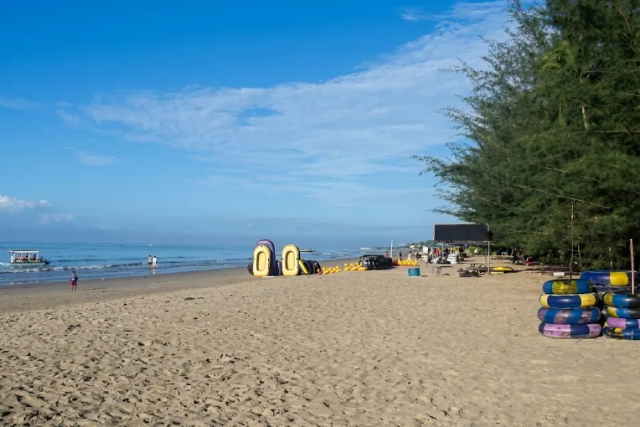 hamparan pasir pantai melawai