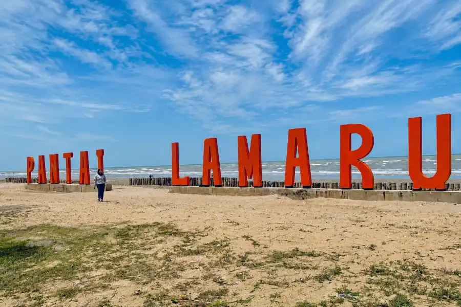 suasana di pantai lamaru