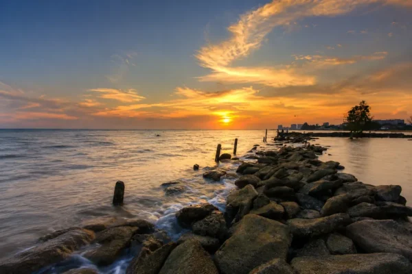 sunset di pantai lamaru balikpapan