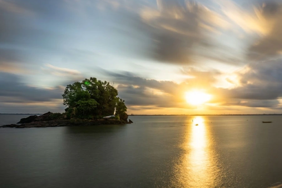sunset di pantai melawai